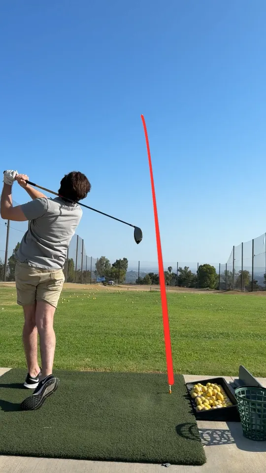 A down-the-line range swing with a red ball-flight trace drawn by Comet